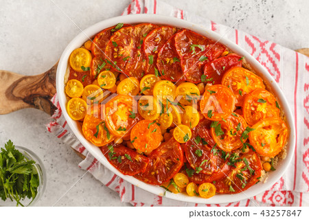 Tomato vegetarian pie with chickpeas  43257847