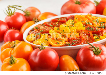 Tomato vegetarian pie with chickpeas and parsley Tomato vegetarian pie with chickpeas and parsley 43257853