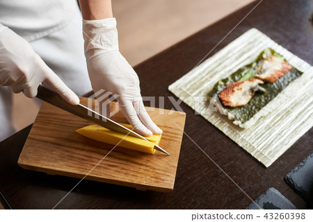 Process of preparing rolling sushi 43260398