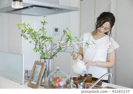 一個正在泡茶的女人 43265237