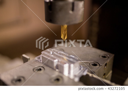 Machining parts with milling cutter Machining parts with milling cutter 43272105