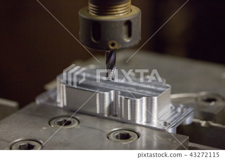 用銑刀加工零件 43272115