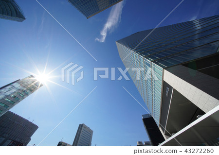 在日本的東京都市風景秋葉原秋葉原的摩天大樓成為辦公區(如電氣區的北口) 在日本的東京都市風景秋葉原秋葉原的摩天大樓成為辦公區(如電氣區的北口) 43272260