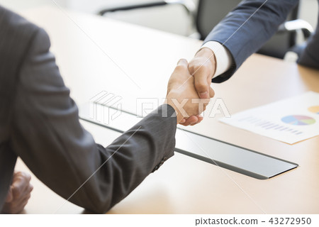 Handshake men business 43272950