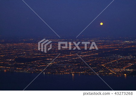 Night view of downtown Chicago seen from above (US) 43273268