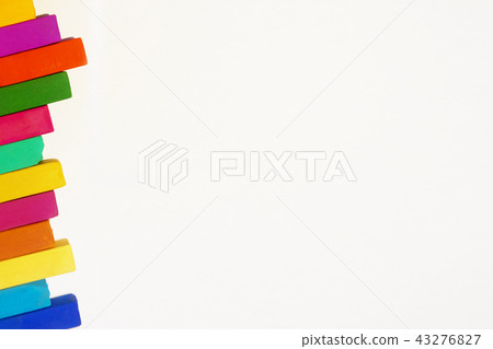 各種彩色粉彩聚集在屏幕的左側。 43276827