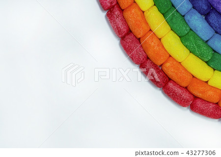 彩虹由兒童的藝術材料製成。 43277306
