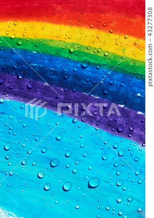 彩虹蠟筆和雨滴。 43277308