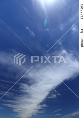 Natural weather Skeletal clouds, a light halo appears at the end of a straight cloud 43277363