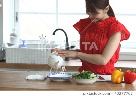 家庭主婦倒茶 43277762