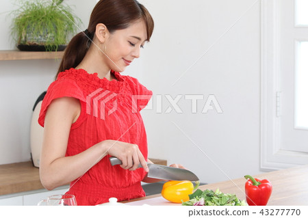 做飯的婦女 43277770