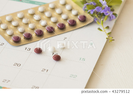 birth control pills of woman  43279512