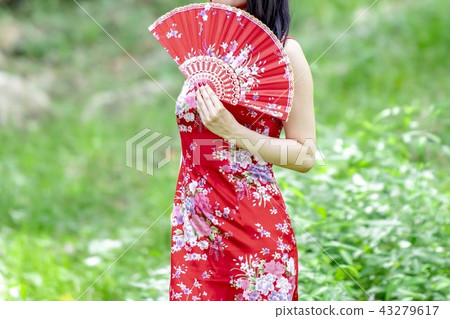 站立在森林裡的中國禮服的一名婦女 43279617