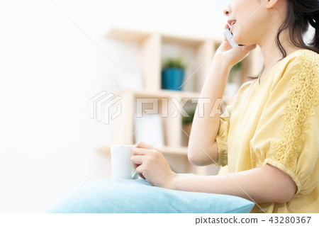 打電話的女性母親中間女性全職家庭主婦配件材料 打電話的女性母親中間女性全職家庭主婦配件材料 43280367