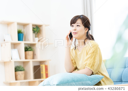 女人打電話給母親母親的女人 43280871