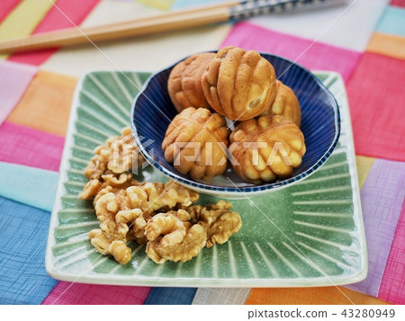 Asian food walnut confectionery 43280949
