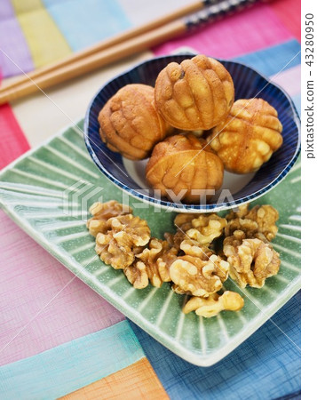 Asian food walnut confectionery 43280950