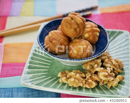 Asian food walnut confectionery 43280951