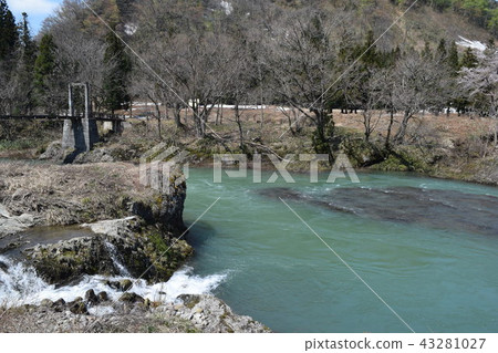 Early spring stream 43281027