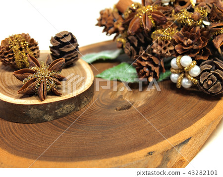 聖誕節圖像天然材料裝飾品和天然木材 聖誕節圖像天然材料裝飾品和天然木材 43282101