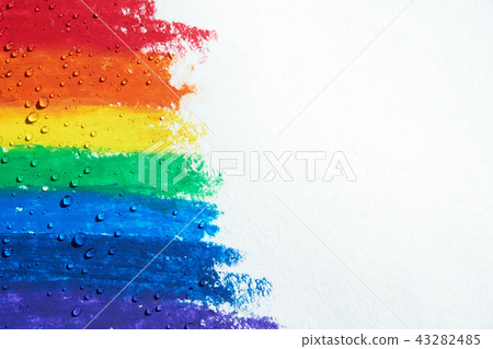 用蠟筆將彩色水滴散落在彩虹上,右側的空白為文本 用蠟筆將彩色水滴散落在彩虹上,右側的空白為文本 43282485