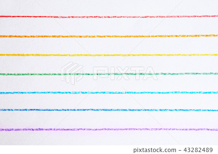 用彩色鉛筆繪製的彩虹水平線。 用彩色鉛筆繪製的彩虹水平線。 43282489