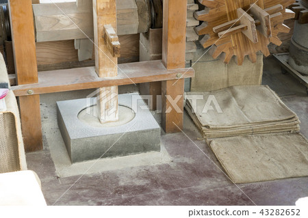 用水輪碾碎蕎麥麵粉 43282652