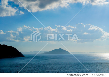 漂浮在海中的島嶼 漂浮在海中的島嶼 43282968