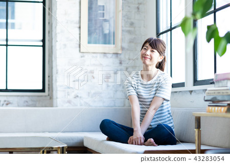 young woman young woman 43283054