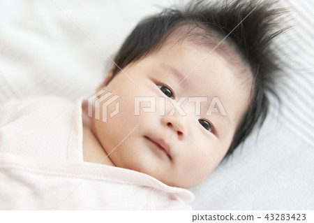 Baby nap family 43283423