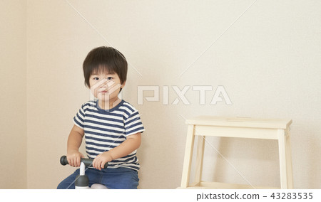 Boy whole body portrait Boy whole body portrait 43283535