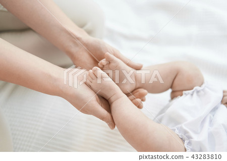 Baby's foot 43283810