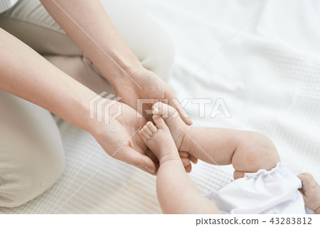 Baby's foot 43283812