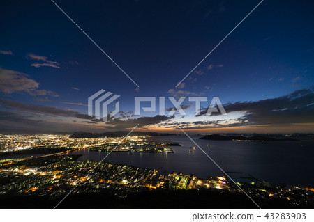 香川旅遊景點的夜景2018年8月，從島頂看高松市容和瀨戶內海的景色。 43283903