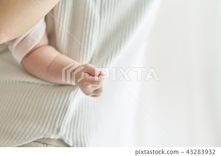 Baby hand 43283932