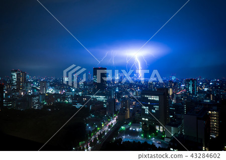 Lightning, Tokyo, downtown, guerrilla heavy rain, August 27, 2018 (falling towards Shinjuku) documentary 43284602