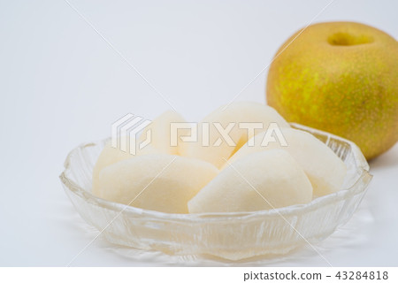 Pear served on glass plate + 1 white background a Pear served on glass plate + 1 white background a 43284818