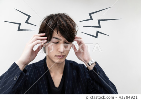 A man with a headache 43284921