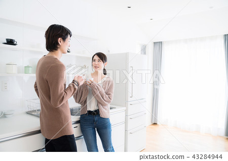  Couple to talk 43284944