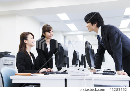 Business women conference computer team team office businessman Business women conference computer team team office businessman 43285562