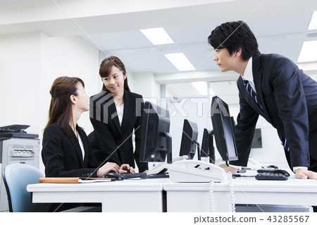Business women conference computer team team office businessman Business women conference computer team team office businessman 43285567
