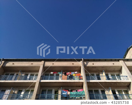 Fragment of the facade of the building, blue sky 43285738