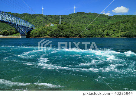 One of Japan's three major tides! Whirlpools of the Kuronoseto and the Kuronoseto Bridge One of Japan's three major tides! Whirlpools of the Kuronoseto and the Kuronoseto Bridge 43285944