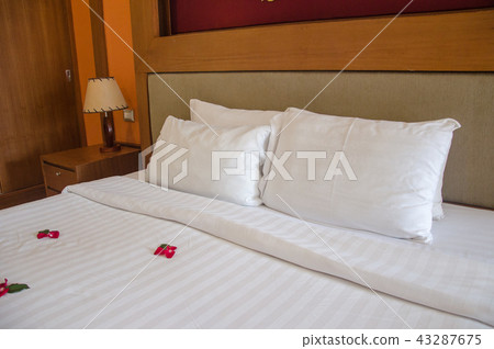 pillow on bed 43287675