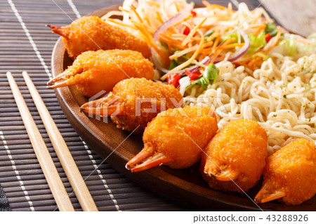 Deep-fry crab claws, udon noodles 43288926