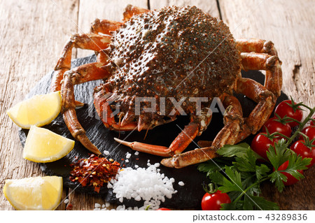 Raw spider crab with tomato, lemon and herbs 43289836