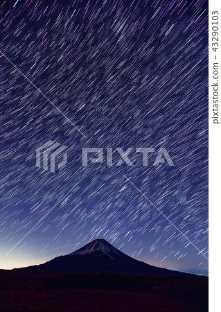Starry sky and Mt. Fuji seen from Lake Honjo and Ryugatake Starry sky and Mt. Fuji seen from Lake Honjo and Ryugatake 43290103