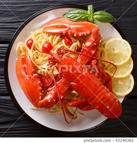 whole boiled lobster with Italian spaghetti 43290362