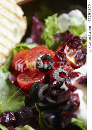 Olive and cranberry salad 43291109