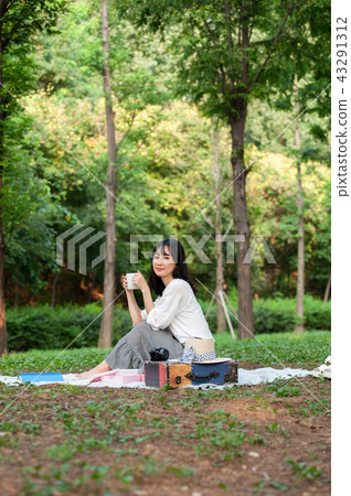 Young woman 43291312